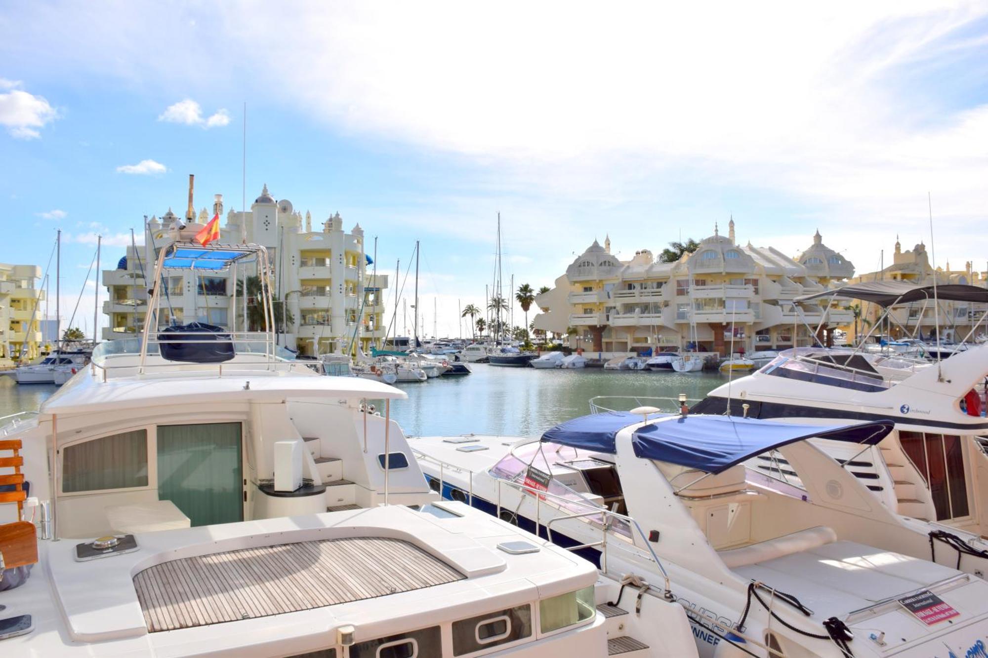 Cozy Corner 2 Bedroom Apartment On New Island Complex In Marina Harbour ベナルマデナ エクステリア 写真