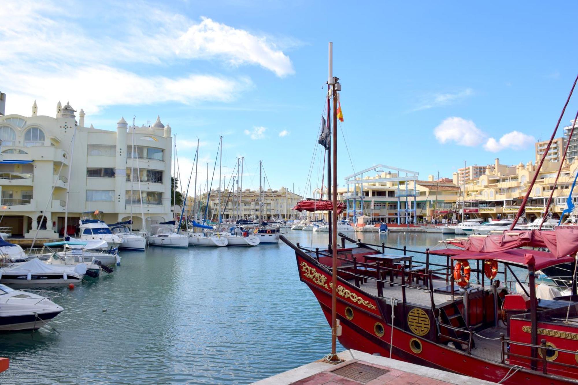 Cozy Corner 2 Bedroom Apartment On New Island Complex In Marina Harbour ベナルマデナ エクステリア 写真